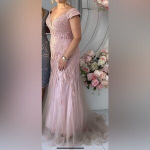 This dress color is dusty pink. Fits a size 8-10. Worn once.